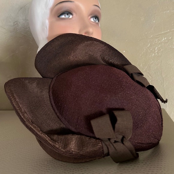 UNIQUE 1930s\' BROWN STRAW & FABRIC TOQUE WITH GROSGRAIN BOWS main image 11